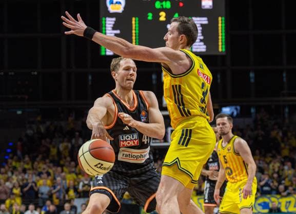 Basketball, Men, Season 2025 2026, BBL Cup Round of 16 , Alba Berlin ratiopharm Ulm, f l Christian Sengfelder Ulm , Justin Bean Alba , 19 10 2025, Copyright: xSebastianxRäppold MatthiasxKochx