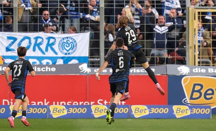 Joshua Bitter 29 MSV Duisburg celebrates after his equalizing goal to 1 1, with Rasim Bulic 6 MSV Duisburg and Simon Symalla 23 MSV Duisburg , TSV 1860 Muenchen vs MSV Duisburg, DFL, Dritte Liga, Saison 2025 2026, Stadion an der Gruenwalder Strasse, Hinrunde, 11 Spieltag, 19 10 2025 DFB regulations prohibit any use of photographs as image sequences and or quasi video Muenchen Bayern Deutschland Copyright: xkolbert-press MartinxAgüerax