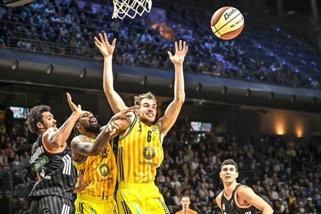 19 10 2025, xlakx, Basketball easyCredit BBL Pokal Round of 16, Alba Berlin Ratiopharm Ulm v l Len Schoormann Ratiophram Ulm , J Wan Roberts Alba Berlin , Malte Delow Alba Berlin duel, duel, fight, tackle Berlin Daniel Lakomski