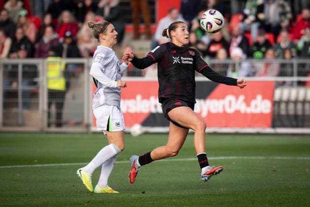 Womens Soccer Bundesliga Bayer 04 Leverkusen VfL Wolgsburg, 19 10 2025 Svenja Huth VfL Wolfsburg, 10 and Carlotta Wamser Bayer 04 Leverkusen, 37 fight for the ball Bayer 04 Leverkusen VfL Wolgsburg on matchday 7 of the Google Pixel Womens Bundesliga on 19 10 2025 at the Ulrich Haberland Stadium in Leverkusen North Rhine-Westphalia DFL REGULATIONS PROHIBIT ANY USE OF PHOTOGRAPHS AS IMAGE SEQUENCES AND OR QUASI VIDEO Copyright: xBEAUTIFULxSPORTS AxelxKohringx