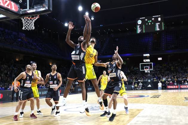 DEU, BBL POkal, ALBA vs Rathiofarm Ulm, 19 10 2025, Max Schmeling Halle, Berlin, DEU, BBL POkal, ALBA vs Rathiofarm Ulm, in the picture Norris Agbakoko ALBA Berlin 17 , Malik Osborne ratiopharm Ulm 10 , Mohamed Diakite ratiopharm Ulm 5 nordphotoxGmbHx xEngler nph00076