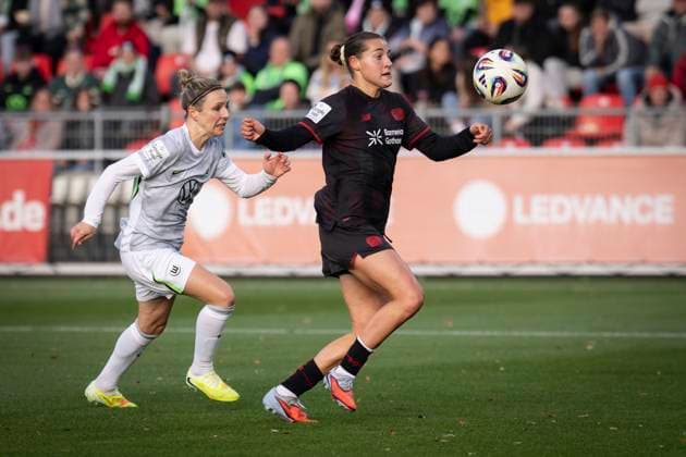 Womens Soccer Bundesliga Bayer 04 Leverkusen VfL Wolgsburg, 19 10 2025 Great chance for Leverkusen by Carlotta Wamser Bayer 04 Leverkusen, 37 , left Svenja Huth VfL Wolfsburg, 10 Bayer 04 Leverkusen VfL Wolgsburg on matchday 7 of the Google Pixel Womens Bundesliga on 19 10 2025 at the Ulrich Haberland Stadium in Leverkusen North Rhine-Westphalia DFL REGULATIONS PROHIBIT ANY USE OF PHOTOGRAPHS AS IMAGE SEQUENCES AND OR QUASI VIDEO Copyright: xBEAUTIFULxSPORTS AxelxKohringx