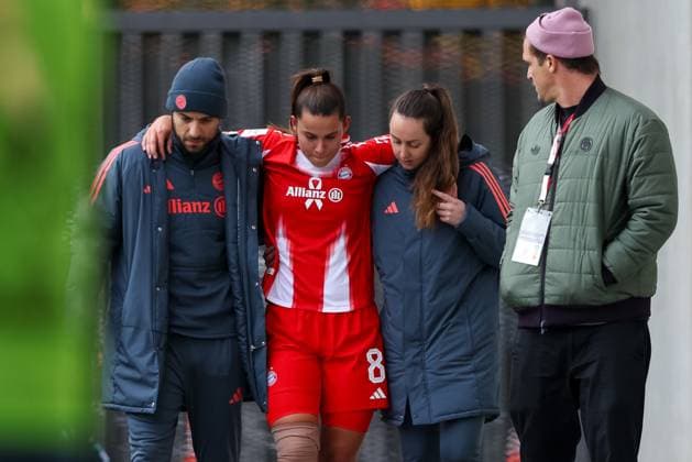 Lena Oberdorf FC Bayern Muenchen, 08 injured GER, FC Bayern Muenchen vs 1 FC Koeln, Football, Google Pixel Frauen Bundesliga, 7 Spieltag, Saison 2025 2026, 19 10 2025, DFL DFB REGULATIONS PROHIBIT ANY USE OF PHOTOGRAPHS as IMAGE SEQUENCES and or QUASI VIDEO, GER, FC Bayern Muenchen vs 1 FC Koeln, Football, Google Pixel Frauen Bundesliga, 7 Spieltag, Saison 2025 2026, 19 10 2025 Muenchen Copyright: xEibner-Pressefoto JennixMaulx EP_JML