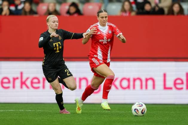 Klara Buehl FC Bayern Muenchen, 17 with Anna Gerhardt 1 FC Koeln, 21 , GER, FC Bayern Muenchen vs 1 FC Koeln, Soccer, Google Pixel Women Bundesliga, 7 Matchday, Season 2025 2026, 19 10 2025, DFL DFB REGULATIONS PROHIBIT ANY USE OF PHOTOGRAPHS as IMAGE SEQUENCES and or QUASI VIDEO, GER, FC Bayern Muenchen vs 1 FC Koeln, Football, Google Pixel Frauen Bundesliga, 7 Spieltag, Saison 2025 2026, 19 10 2025 Muenchen Copyright: xEibner-Pressefoto JennixMaulx EP_JML