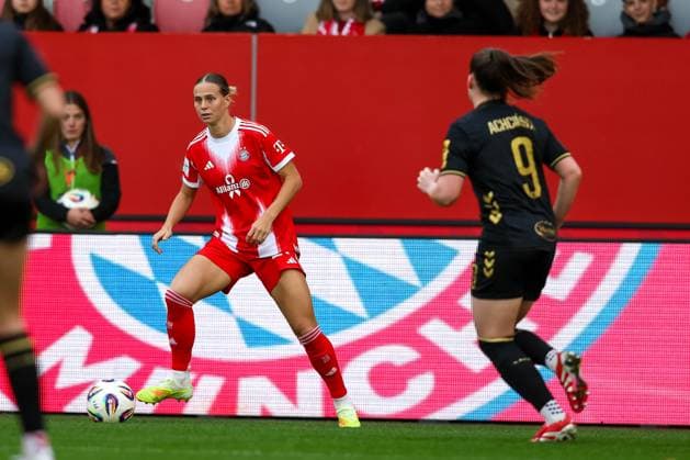 Klara Buehl FC Bayern Muenchen, 17 with Adriana Achcinska 1 FC Koeln, 09 , GER, FC Bayern Muenchen vs 1 FC Koeln, Soccer, Google Pixel Women Bundesliga, 7 Matchday, Season 2025 2026, 19 10 2025, DFL DFB REGULATIONS PROHIBIT ANY USE OF PHOTOGRAPHS as IMAGE SEQUENCES and or QUASI VIDEO, GER, FC Bayern Muenchen vs 1 FC Koeln, Football, Google Pixel Frauen Bundesliga, 7 Spieltag, Saison 2025 2026, 19 10 2025 Muenchen Copyright: xEibner-Pressefoto JennixMaulx EP_JML