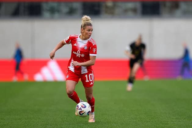 Linda Dallmann FC Bayern Muenchen, 10 , GER, FC Bayern Muenchen vs 1 FC Koeln, Football, Google Pixel Frauen Bundesliga, 7 Spieltag, Saison 2025 2026, 19 10 2025, DFL DFB REGULATIONS PROHIBIT ANY USE OF PHOTOGRAPHS as IMAGE SEQUENCES and or QUASI VIDEO, GER, FC Bayern Muenchen vs 1 FC Koeln, Football, Google Pixel Frauen Bundesliga, 7 Spieltag, Saison 2025 2026, 19 10 2025 Muenchen Copyright: xEibner-Pressefoto JennixMaulx EP_JML