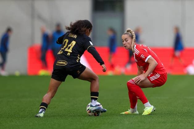 Ella Touon 1 FC Koeln, 24 with Giulia Gwinn FC Bayern Muenchen, 07 , GER, FC Bayern Muenchen vs 1 FC Koeln, Soccer, Google Pixel Womens Bundesliga, 7 Matchday, Season 2025 2026, 19 10 2025, DFL DFB REGULATIONS PROHIBIT ANY USE OF PHOTOGRAPHS as IMAGE SEQUENCES and or QUASI VIDEO, GER, FC Bayern Muenchen vs 1 FC Koeln, Football, Google Pixel Frauen Bundesliga, 7 Spieltag, Saison 2025 2026, 19 10 2025 Muenchen Copyright: xEibner-Pressefoto JennixMaulx EP_JML