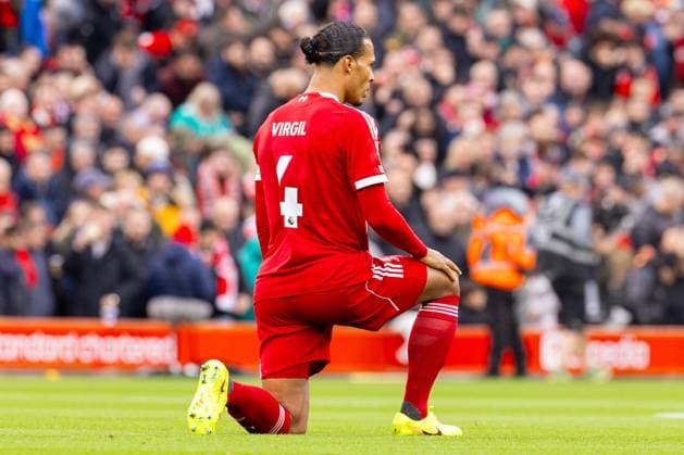 Football - FA Premier League - Liverpool FC v Manchester United, ManU FC LIVERPOOL, ENGLAND - Sunday, October 19, 2025: Liverpool s captain Virgil van Dijk takes the knee before the FA Premier League match between Liverpool FC and Manchester United FC at Anfield. (Photo by David Rawcliffe Propaganda) LIVERPOOL Anfield MERSEYSIDE ENGLAND  Copyright: xDavidxRawcliffex P2025-10-19-Liverpool_Man_Utd-8