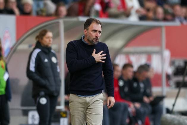 Jose Barcala FC Bayern Muenchen, Coach , GER, FC Bayern Muenchen vs 1 FC Koeln, Football, Google Pixel Frauen Bundesliga, 7 Spieltag, Saison 2025 2026, 19 10 2025, DFL DFB REGULATIONS PROHIBIT ANY USE OF PHOTOGRAPHS as IMAGE SEQUENCES and or QUASI VIDEO, GER, FC Bayern Muenchen vs 1 FC Koeln, Football, Google Pixel Frauen Bundesliga, 7 Spieltag, Saison 2025 2026, 19 10 2025 Muenchen Copyright: xEibner-Pressefoto JennixMaulx EP_JML