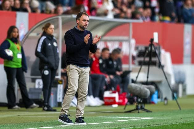Jose Barcala FC Bayern Muenchen, Coach , GER, FC Bayern Muenchen vs 1 FC Koeln, Football, Google Pixel Frauen Bundesliga, 7 Spieltag, Saison 2025 2026, 19 10 2025, DFL DFB REGULATIONS PROHIBIT ANY USE OF PHOTOGRAPHS as IMAGE SEQUENCES and or QUASI VIDEO, GER, FC Bayern Muenchen vs 1 FC Koeln, Football, Google Pixel Frauen Bundesliga, 7 Spieltag, Saison 2025 2026, 19 10 2025 Muenchen Copyright: xEibner-Pressefoto JennixMaulx EP_JML