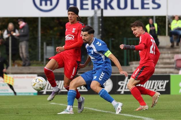 Sport Men Soccer Soccer Regionalliga Nord Ost Season 2025 26 10 Matchday 19 10 2025 Bluechip Arena Meuselwitz Thuringia ZFC Meuselwitz 1 FC Magdeburg II Elias Ndukwe ZFC red Mihailo Trkulja Magdeburg Florian Hansch ZFC r red Meuselwitz Thuringia Germany