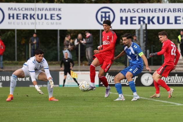 Sport Men Soccer Soccer Regionalliga Nord Ost Season 2025 26 10 Matchday 19 10 2025 Bluechip Arena Meuselwitz Thuringia ZFC Meuselwitz 1 FC Magdeburg II Elias Ndukwe ZFC red is brought off his feet by Robert Kampa in the Magdeburg goalkeeper without consequence Mihailo Trkulja Magdeburg looks on Meuselwitz Thuringia Germany