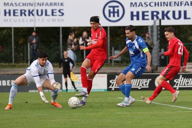 Sport Men Soccer Soccer Regionalliga Nord Ost Season 2025 26 10 Matchday 19 10 2025 Bluechip Arena Meuselwitz Thuringia ZFC Meuselwitz 1 FC Magdeburg II Elias Ndukwe ZFC red is brought off his feet by Robert Kampa in the Magdeburg goalkeeper without consequence Mihailo Trkulja Magdeburg looks on Meuselwitz Thuringia Germany