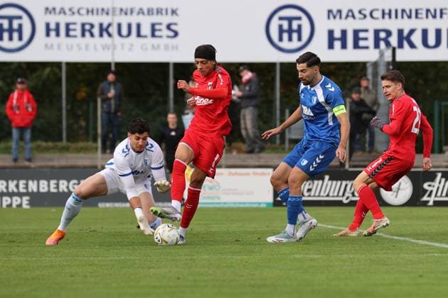 Sport Men Soccer Soccer Regionalliga Nord Ost Season 2025 26 10 Matchday 19 10 2025 Bluechip Arena Meuselwitz Thuringia ZFC Meuselwitz 1 FC Magdeburg II Elias Ndukwe ZFC red is brought off his feet by Robert Kampa in the Magdeburg goalkeeper without consequence Mihailo Trkulja Magdeburg looks on Meuselwitz Thuringia Germany