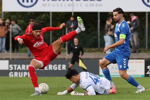 Sport Men Soccer Soccer Regionalliga Nord Ost Season 2025 26 10 Matchday 19 10 2025 Bluechip Arena Meuselwitz Thuringia ZFC Meuselwitz 1 FC Magdeburg II Elias Ndukwe ZFC red is brought off his feet by Robert Kampa in the Magdeburg goalkeeper without consequence Mihailo Trkulja Magdeburg looks on Meuselwitz Thuringia Germany