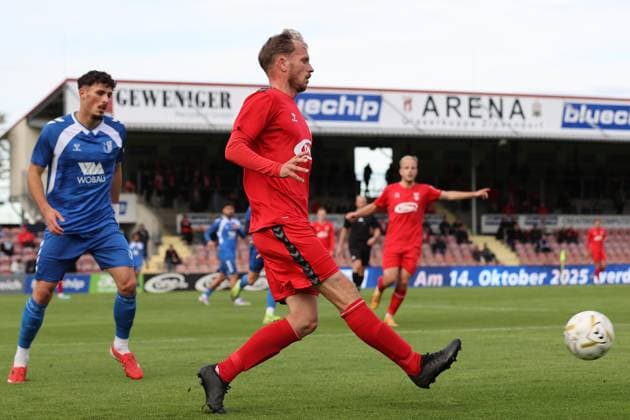 Sport Men Soccer Soccer Regionalliga Nord Ost Season 2025 26 10 Matchday 19 10 2025 Bluechip Arena Meuselwitz Thuringia ZFC Meuselwitz 1 FC Magdeburg II Rene Eckardt ZFC red Eldin Dzogovic Magdeburg Meuselwitz Thueringen Germany