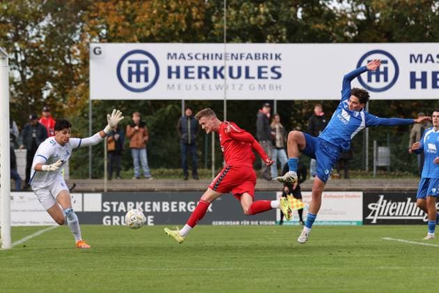 Sport Men Soccer Soccer Regionalliga Nord Ost Season 2025 26 10 Matchday 19 10 2025 Bluechip Arena Meuselwitz Thuringia ZFC Meuselwitz 1 FC Magdeburg II Hendrik Wurr ZFC red scores the equalizer Robert Kampa in the Magdeburg goal without a chance but it was offside Meuselwitz Thuringia Germany