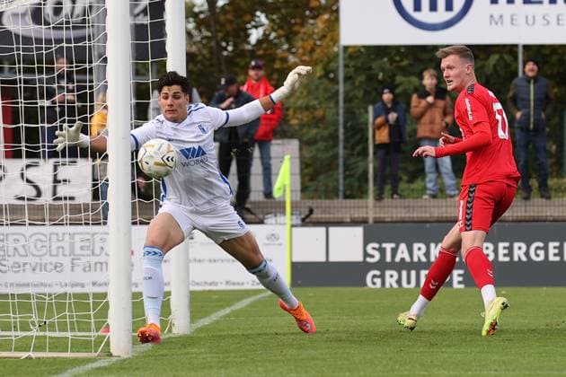 Sport Men Soccer Soccer Regionalliga Nord Ost Season 2025 26 10 Matchday 19 10 2025 Bluechip Arena Meuselwitz Thuringia ZFC Meuselwitz 1 FC Magdeburg II Hendrik Wurr ZFC red scores the equalizer Robert Kampa in the Magdeburg goal without a chance but it was offside Meuselwitz Thuringia Germany