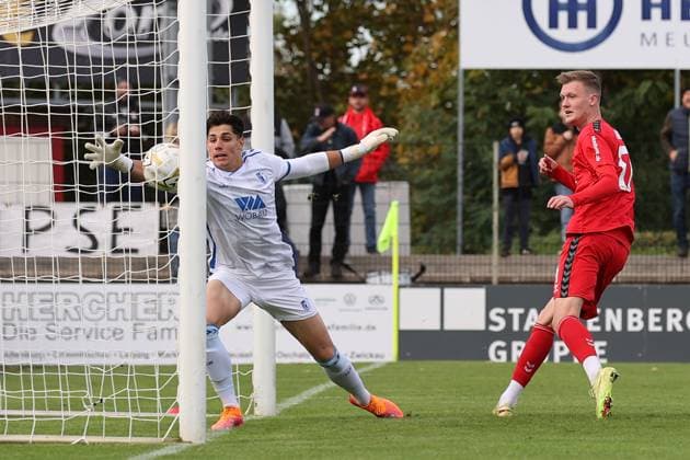 Sport Men Soccer Soccer Regionalliga Nord Ost Season 2025 26 10 Matchday 19 10 2025 Bluechip Arena Meuselwitz Thuringia ZFC Meuselwitz 1 FC Magdeburg II Hendrik Wurr ZFC red scores the equalizer Robert Kampa in the Magdeburg goal without a chance but it was offside Meuselwitz Thuringia Germany