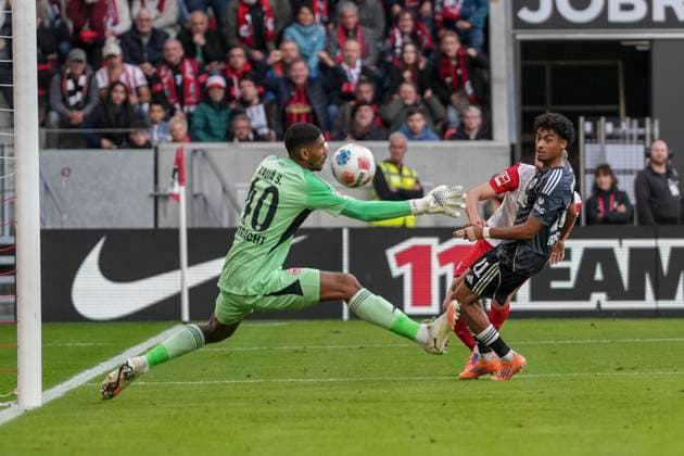 Matthias Ginter SC Freiburg, 28 Goal shot, Kaua Santos Kaua Santos Eintracht Frankfurt, 40 , Germany, Football, 1 Bundesliga, 7 Matchday, 2025 2026, SC Freiburg vs Eintracht Frankfurt, 19 10 2025, Europa Park Stadion, Freiburg, Germany DFL REGULATIONS PROHIBIT ANY USE OF PHOTOGRAPHS AS IMAGE SEQUENCES AND OR QUASI VIDEO Freiburg Europa Park Stadion Baden Württemberg Germany Copyright: xArnexAmbergx