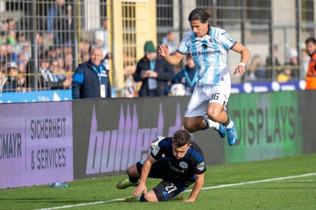 Can Coskun 27 MSV Duisburg loses the ball, Tunay Deniz 36 TSV 1860 Muenchen jumps over it, TSV 1860 Muenchen vs MSV Duisburg, 3 Liga, 11 Matchday, 19 10 2025 DFB regulations prohibit any use of photographs as image sequences and or quasi video Muenchen Bayern Germany Copyright: xkolbert-press UlrichxGamelx