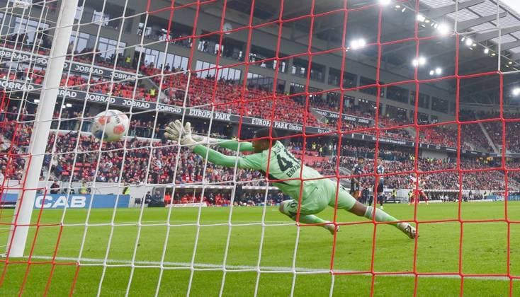 19 10 2025, xblx, Soccer 1 Bundesliga, SC Freiburg Eintracht Frankfurt v l Vincenzo Grifo SC Freiburg , Goal scored, Goal to 2 2, Kaua Santos Eintracht Frankfurt DFL DFB REGULATIONS PROHIBIT ANY USE OF PHOTOGRAPHS as IMAGE SEQUENCES and or QUASI VIDEO Freiburg