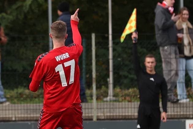 Sport Men Soccer Soccer Regionalliga Nord Ost Season 2025 26 10 Matchday 19 10 2025 Bluechip Arena Meuselwitz Thuringia ZFC Meuselwitz 1 FC Magdeburg II Hendrik Wurr ZFC red scores the equalizer but it was offside Wurr discusses with the linesman Meuselwitz Thuringia Germany