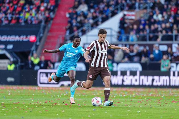 Bazoumana Toure TSG 1899 Hoffenheim, 29 , Adam Dzwigala FC St Pauli, 25 GER, FC St Pauli vs TSG 1899 Hoffenheim, Football, 1 Bundesliga, Matchday 7, Season 2025 2026, 19 10 2025 DFL REGULATES PROHIBIT ANY USE OF PHOTOGRAPHS AS IMAGE SEQUENCES AND OR QUASI VIDEO GER, FC St Pauli vs TSG 1899 Hoffenheim, Football, 1 Bundesliga, Matchday 7, Season 2025 2026, 19 10 2025 Hamburg Copyright: xEibner-Pressefoto MarcelxvonxFehrnx EP_MFN