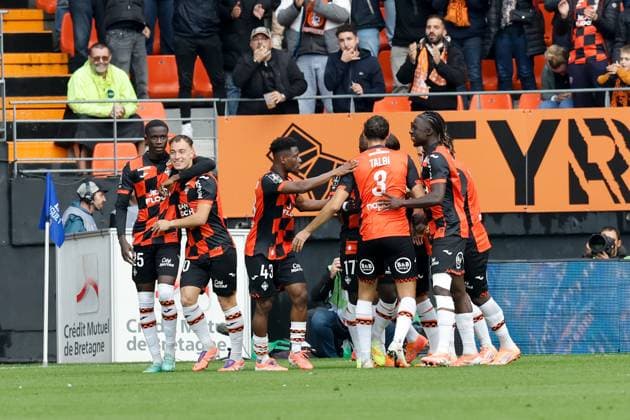 FC Lorient v Stade Brestois 29 - Ligue 1 McDonald s 2025 2026 25 Abdoulaye FAYE (fcl) - 10 Pablo PAGIS (fcl) - 43 Arsene KOUASSI (fcl) during the Ligue 1 McDonald s match between Lorient and Brest at Stade du Moustoir on October 19, 2025 in Lorient, France. Lorient France  Copyright: xFEPx 776348157