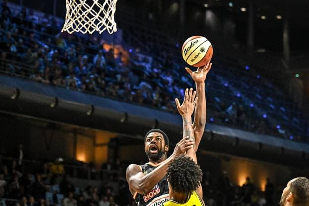 19 10 2025, xlakx, Basketball easyCredit BBL Pokal Round of 16, Alba Berlin Ratiopharm Ulm v l Malik Osborne Ratiophram Ulm goes for the basket Berlin Daniel Lakomski