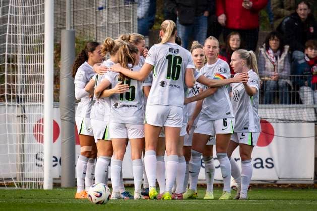 Womens Soccer Bundesliga Bayer 04 Leverkusen VfL Wolgsburg, 19 10 2025 Goal celebration after the 0 1 by Alexandra Popp VfL Wolfsburg, 11 Bayer 04 Leverkusen VfL Wolgsburg on matchday 7 of the Google Pixel Womens Bundesliga on 19 10 2025 at the Ulrich Haberland Stadium in Leverkusen North Rhine-Westphalia DFL REGULATIONS PROHIBIT ANY USE OF PHOTOGRAPHS AS IMAGE SEQUENCES AND OR QUASI VIDEO Copyright: xBEAUTIFULxSPORTS AxelxKohringx