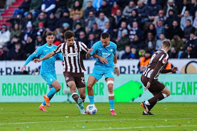 Adam Dzwigala FC St Pauli, 25 , Tim Lemperle TSG 1899 Hoffenheim, 19 , Eric Smith FC St Pauli, 08 GER, FC St Pauli vs TSG 1899 Hoffenheim, Football, 1 Bundesliga, Matchday 7, Season 2025 2026, 19 10 2025 DFL REGULATES PROHIBIT ANY USE OF PHOTOGRAPHS AS IMAGE SEQUENCES AND OR QUASI VIDEO GER, FC St Pauli vs TSG 1899 Hoffenheim, Football, 1 Bundesliga, Matchday 7, Season 2025 2026, 19 10 2025 Hamburg Copyright: xEibner-Pressefoto MarcelxvonxFehrnx EP_MFN