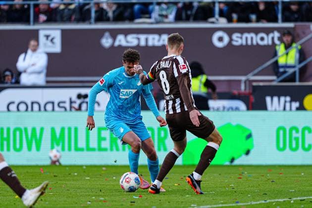 Fisnik Asllani TSG 1899 Hoffenheim, 11 , Eric Smith FC St Pauli, 08 GER, FC St Pauli vs TSG 1899 Hoffenheim, Football, 1 Bundesliga, Matchday 7, Season 2025 2026, 19 10 2025 DFL REGULATES PROHIBIT ANY USE OF PHOTOGRAPHS AS IMAGE SEQUENCES AND OR QUASI VIDEO GER, FC St Pauli vs TSG 1899 Hoffenheim, Football, 1 Bundesliga, Matchday 7, Season 2025 2026, 19 10 2025 Hamburg Copyright: xEibner-Pressefoto MarcelxvonxFehrnx EP_MFN