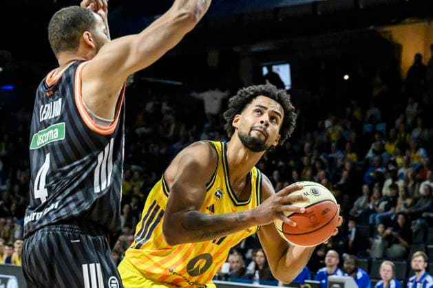 GER, Berlin, Basketball, Alba Berlin vs ratiopharm Ulm Round of 16 in the BBL Cup in the Max Schmeling Halle , BBL, in the picture from l Christopher Ledlum Ulm, 4 , Norris Agbakoko Alba Berlin , duel, action, fight, fights for the ball, 19 10 2025 Copyright: HMBxMedia UwexKoch
