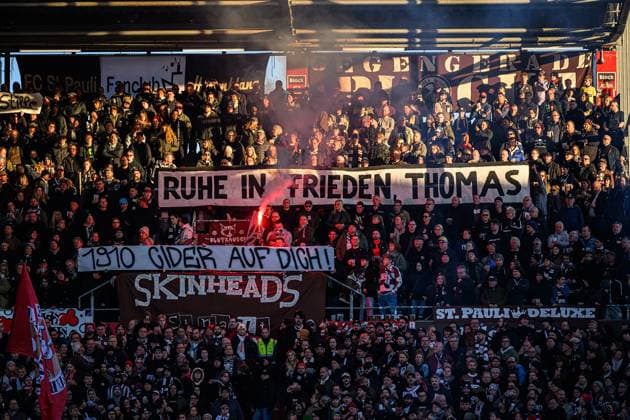Soccer I Men I Season 2025 2026 I Bundesliga I Matchday 7 I FC St Pauli TSG 1899 Hoffenheim I 19 10 2025 Minutes silence for the deceased fan Thomas Hamburg Millerntor Stadion Hamburg Germany Copyright: xLobecax xHenningxRohlfsx