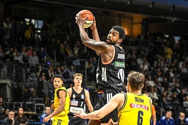 19 10 2025, xlakx, Basketball easyCredit BBL Pokal Round of 16, Alba Berlin Ratiopharm Ulm v l Malik Osborne Ratiophram Ulm goes for the basket Berlin Daniel Lakomski