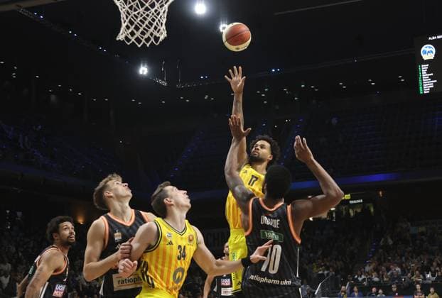 Norris Agbakoko on the ball, Malik Osborne duel Game scene Action Sport Basketball BBL Cup Mens Round of 16 Season 2025 2026 19 10 2025 ALBA Berlin vs ratiopharm Ulm