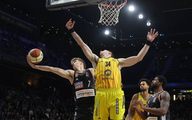 Tobias Jensen, Justin Bean duel Match scene Action Sport Basketball Basketball BBL Cup Mens Round of 16 Season 2025 2026 19 10 2025 ALBA Berlin vs ratiopharm Ulm