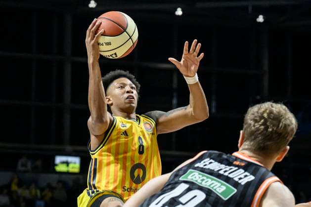 GER, Berlin, Basketball, Alba Berlin vs ratiopharm Ulm Round of 16 in the BBL Cup in the Max Schmeling Halle , BBL, in the picture from l Boogie Ellis Alba Berlin , duel, action, fight, fights for the ball, 19 10 2025 Copyright: HMBxMedia UwexKoch