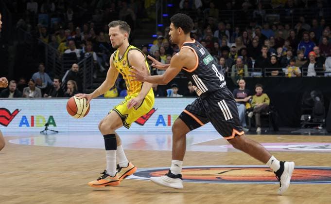 Martin Hermannsson on the ball, Malik Osborne duel Game scene Action Sport Basketball BBL Cup Mens Round of 16 Season 2025 2026 19 10 2025 ALBA Berlin vs ratiopharm Ulm
