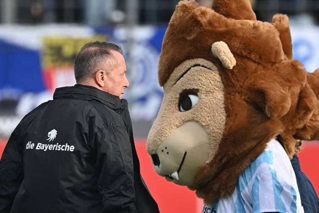 Coach Markus KAUCZINSKI 1860 next to mascot Soccer 3 Liga,11 Matchday, Season 2025 26 TSV 1860 Muenchen MSV Duisburg on 19 10 2025 GRUENWALDER STADION