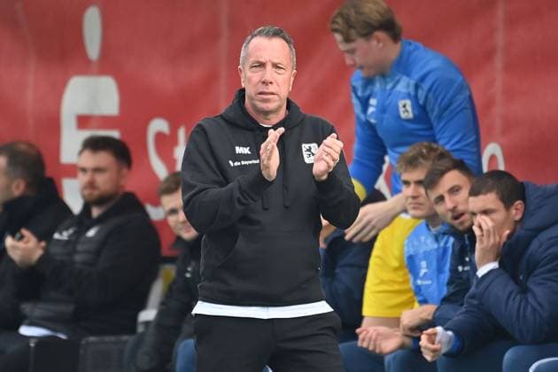 Coach Markus KAUCZINSKI 1860 , applauds single picture, cropped single motif, half figure, half figure Football 3 Liga, 11 match day, season 2025 26 TSV 1860 Muenchen MSV Duisburg on 19 10 2025 GRUENWALDER STADION Â