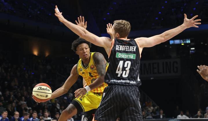 Rejean Boogie Ellis on the ball, Christian Sengfelder duel Game scene Action Sport Basketball BBL Cup Mens Round of 16 Season 2025 2026 19 10 2025 ALBA Berlin vs ratiopharm Ulm