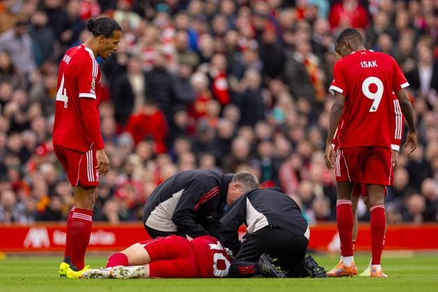 Football - FA Premier League - Liverpool FC v Manchester United, ManU FC LIVERPOOL, ENGLAND - Sunday, October 19, 2025: Liverpool s Alexis Mac Allister receiving treatment during the FA Premier League match between Liverpool FC and Manchester United FC at Anfield. (Photo by David Rawcliffe Propaganda) LIVERPOOL Anfield MERSEYSIDE ENGLAND  Copyright: xDavidxRawcliffex P2025-10-19-Liverpool_Man_Utd-18