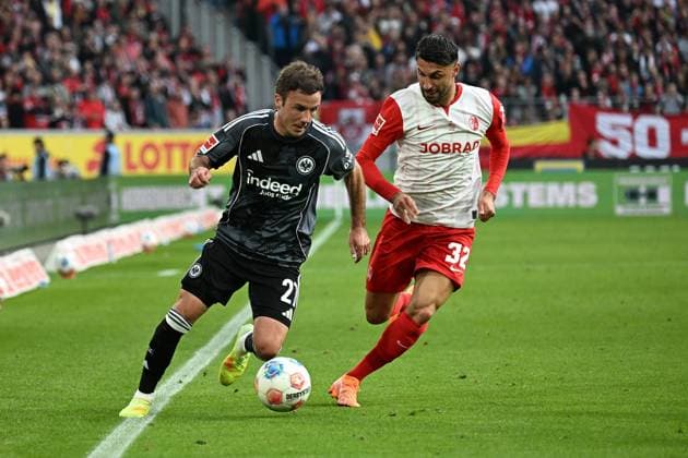 19 10 2025, xjhx, Soccer 1 Bundesliga, SC Freiburg Eintracht Frankfurt v l Mario Götze Goetze Eintracht Frankfurt Vincenzo Grifo SC Freiburg Zweikampf, Aktion, action, battle for the ball DFL DFB REGULATIONS PROHIBIT ANY USE OF PHOTOGRAPHS as IMAGE SEQUENCES and or QUASI VIDEO Freiburg