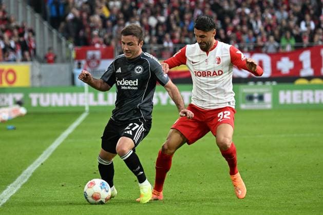 19 10 2025, xjhx, Soccer 1 Bundesliga, SC Freiburg Eintracht Frankfurt v l Mario Götze Goetze Eintracht Frankfurt Vincenzo Grifo SC Freiburg Zweikampf, Aktion, action, battle for the ball DFL DFB REGULATIONS PROHIBIT ANY USE OF PHOTOGRAPHS as IMAGE SEQUENCES and or QUASI VIDEO Freiburg
