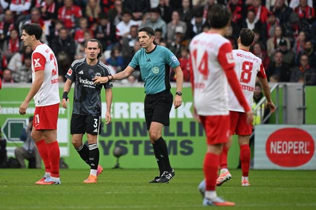 19 10 2025, xjhx, Soccer 1 Bundesliga, SC Freiburg Eintracht Frankfurt v l Arthur Theate Eintracht Frankfurt Referee Referee Deniz Aytekin DFL DFB REGULATIONS PROHIBIT ANY USE OF PHOTOGRAPHS as IMAGE SEQUENCES and or QUASI VIDEO Freiburg