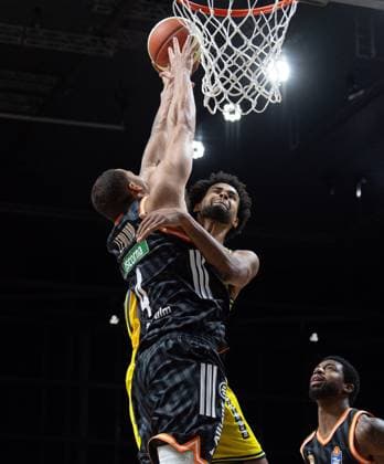 Basketball, Men, Season 2025 2026, BBL Cup Round of 16 , Alba Berlin ratiopharm Ulm, v l Christopher Ledlum Ulm , Norris Agbakoko Alba , 19 10 2025, Copyright: xSebastianxRäppold MatthiasxKochx