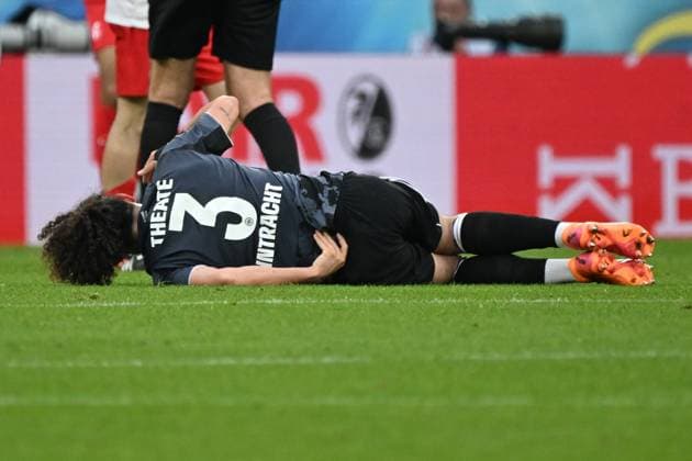 19 10 2025, xjhx, Fußball 1 Bundesliga, SC Freiburg Eintracht Frankfurt v l Arthur Theate Eintracht Frankfurt verletzt, Verletzung, Schmerz, Schmerzen DFL DFB REGULATIONS PROHIBIT ANY USE OF PHOTOGRAPHS as IMAGE SEQUENCES and or QUASI VIDEO Freiburg