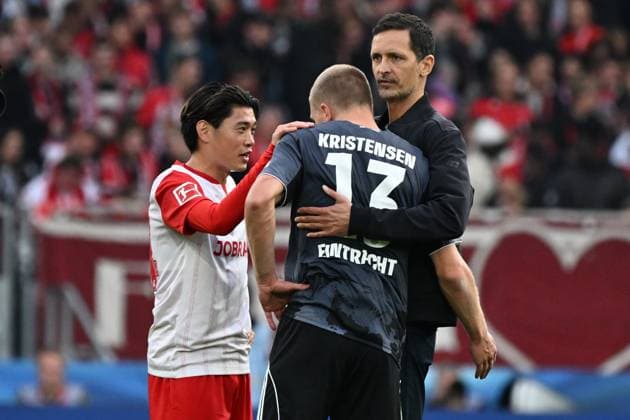 19 10 2025, xjhx, Soccer 1 Bundesliga, SC Freiburg Eintracht Frankfurt v l Yuito Suzuki SC Freiburg Rasmus Kristensen Eintracht Frankfurt Coach Dino Toppmöller Toppmoeller Eintracht Frankfurt DFL DFB REGULATIONS PROHIBIT ANY USE OF PHOTOGRAPHS as IMAGE SEQUENCES and or QUASI VIDEO Freiburg